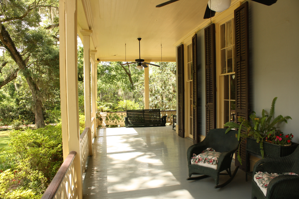 20 Summer Porch Ideas That Will Transform Your Space into a Garden Oasis! 3 Bathrooms With Black
